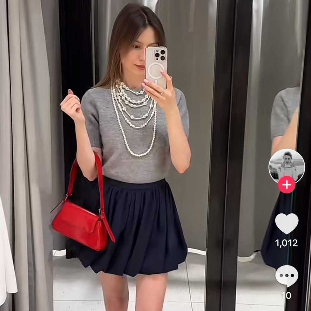 VIRAL NEW Zara blogger fav Mini balloon Skirt size XS
🚨NO DISCOUNT ON THIS SKIRT - Picture 9 of 12